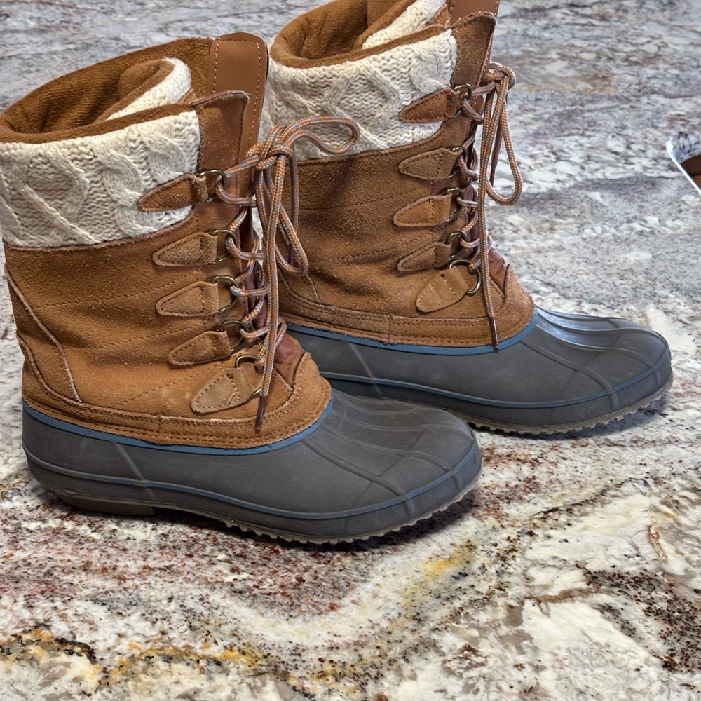 Khombu Womens Tan and Gray Snow Boots